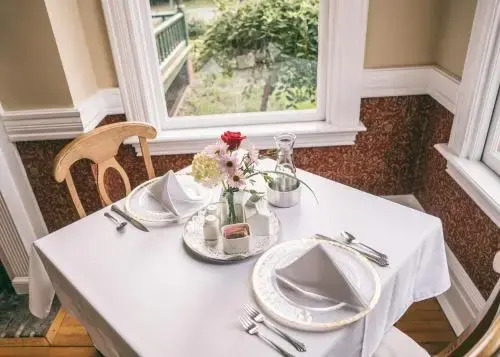 Hummingbird Inn