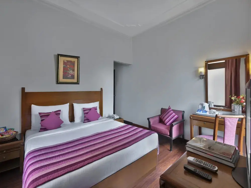 Edition O 30065 Regale Inn
