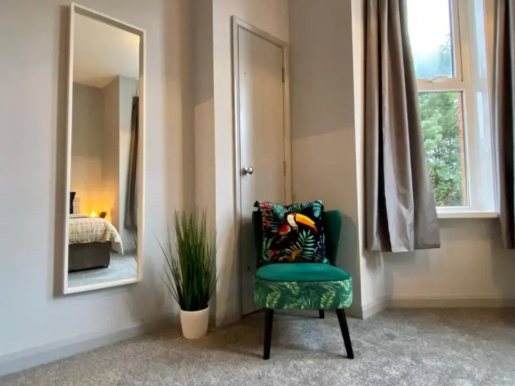 Funky Stylish Apartment! - 5 Minute Walk to the Best Beach! - Great Location - Parking - Netflix - Fast WiFi - Smart TV - Newly decorated - sleeps up to 4! Close to Bournemouth & Poole Town Centre & Sandbanks