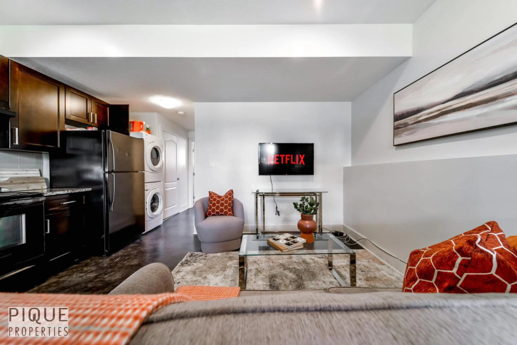 Stunning Modern Suite - King Bed - Free Parking & Netflix - Fast Wi-Fi - Long Stays Welcome