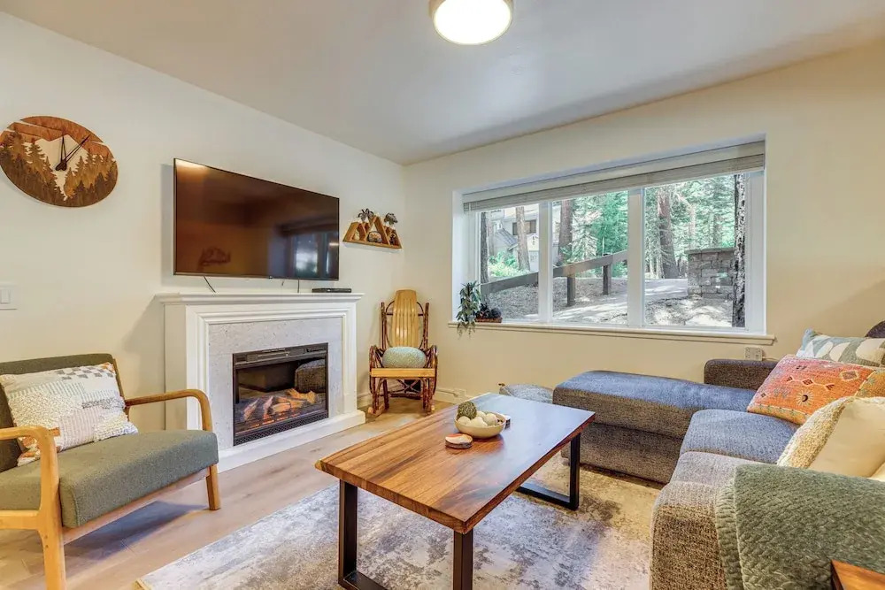 Walk to Mammoth Village: Chic Mountain Studio 101