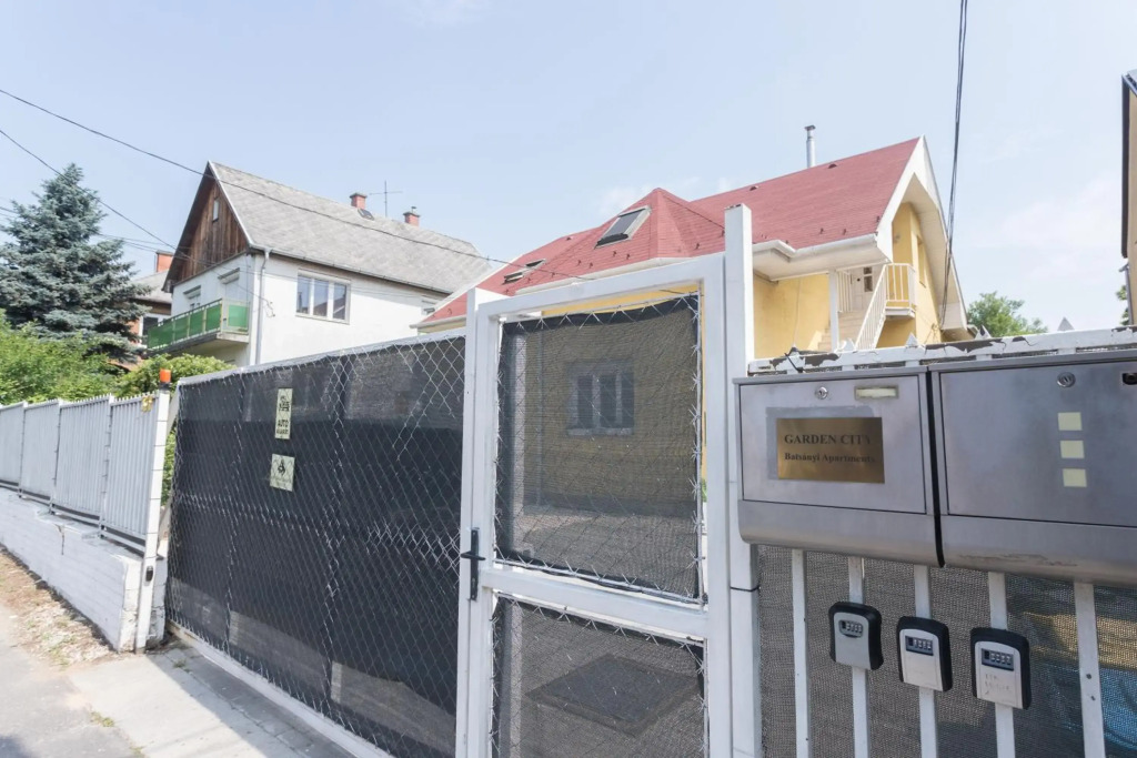 Hi-Bp Garden city Batsanyi Apartment 3 Rooms, Apartment upstairs close the city train