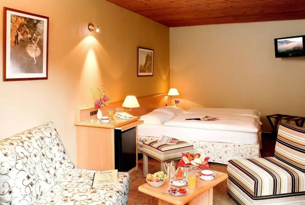 Logis Hostellerie Motel Au Bois Le Sire