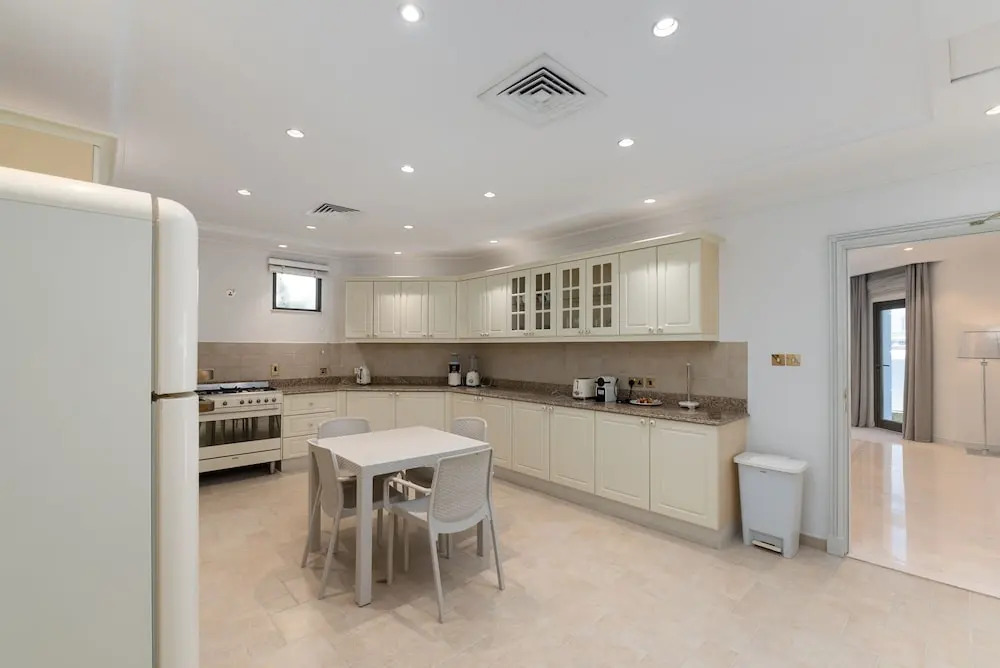 Exclusive 5BR Palm Villa w Private Pool and Beach