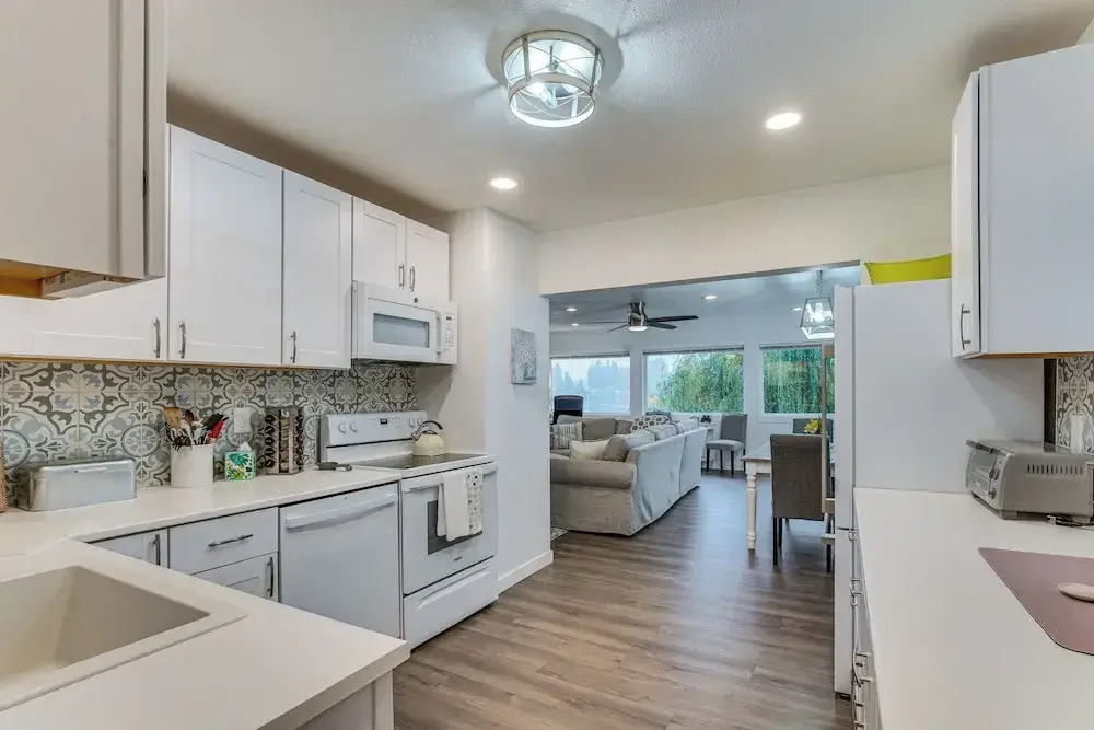 'lakehouse Living' Waterfront Retreat Near Tacoma