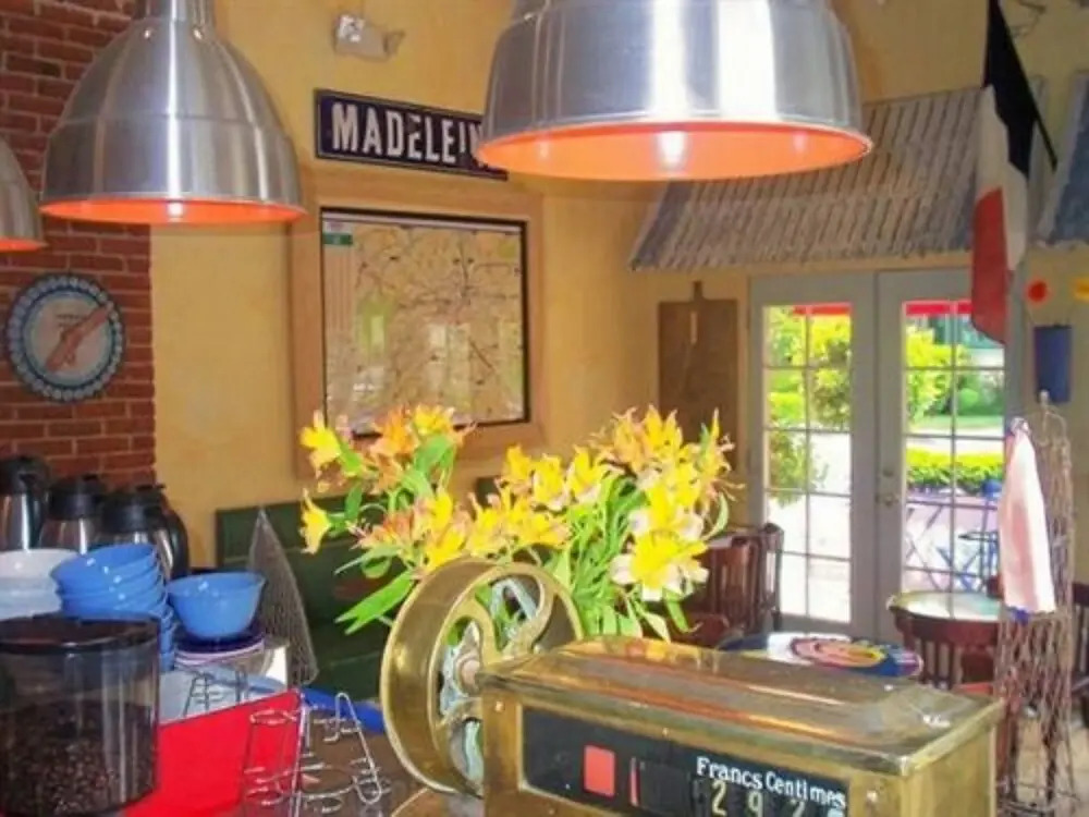 metro hotel and Cafe
