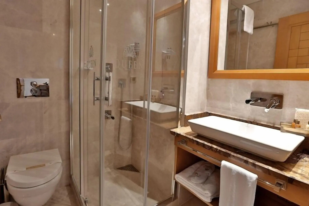 Queen Hotel & Spa