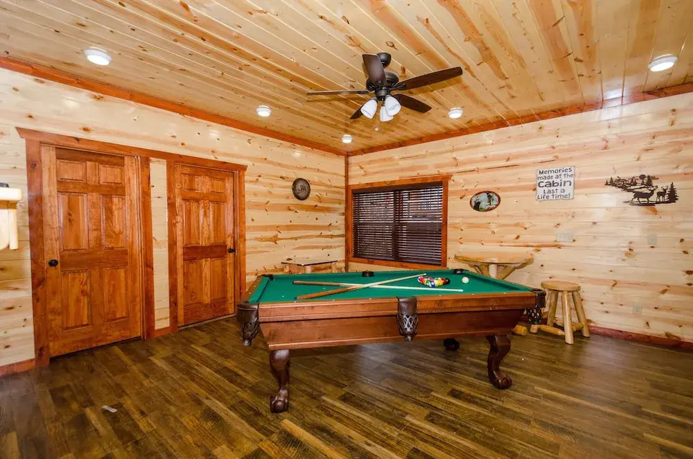 SmokyStays 6 BR Cabin w Indoor Heated Pool