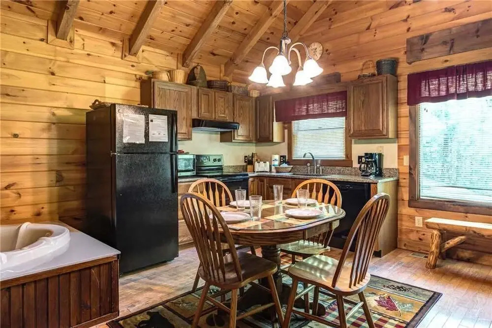 Fawn Cabin 1 Bedroom Home with Hot Tub