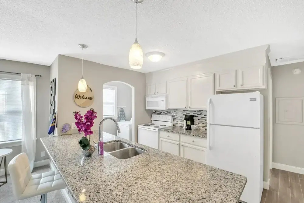 Luxury Crosswalk Uptown District 2 Bedroom Apts by Redawning