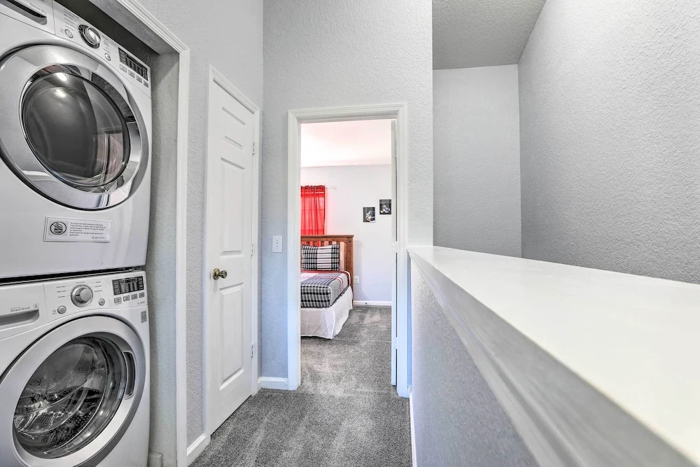 4 Mi to Disney World: Kissimmee Resort Retreat!