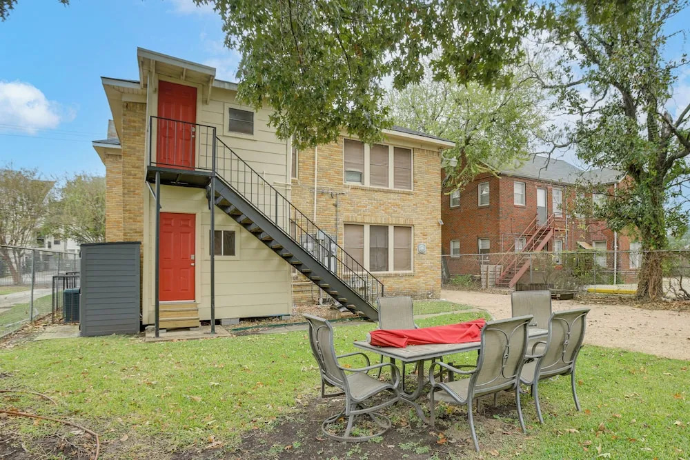 1 Mi to Hermann Park: Houston Apt w/ Shared Yard