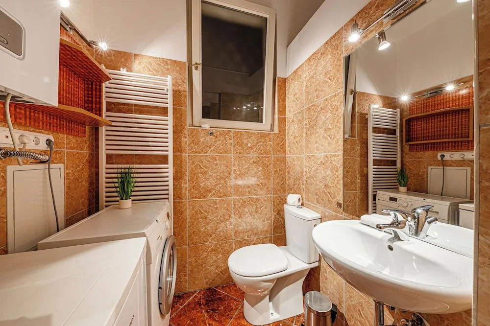 Budapest Classic Charm | 2Br + Cornertub + Smarttv