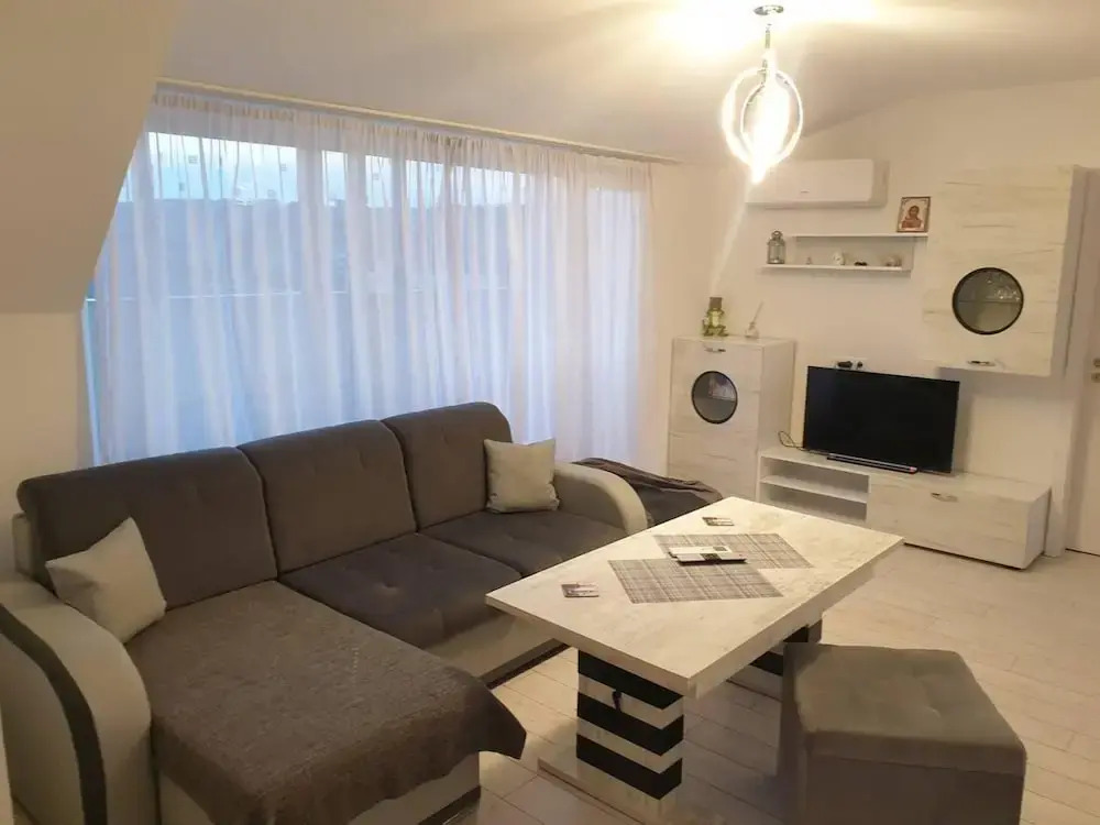 2-bed - Sleeps 4 - With Parking