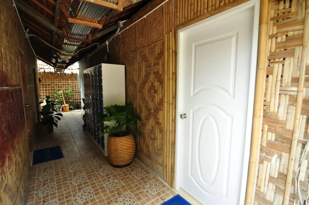 Blanco Dorm Room & Restaurant