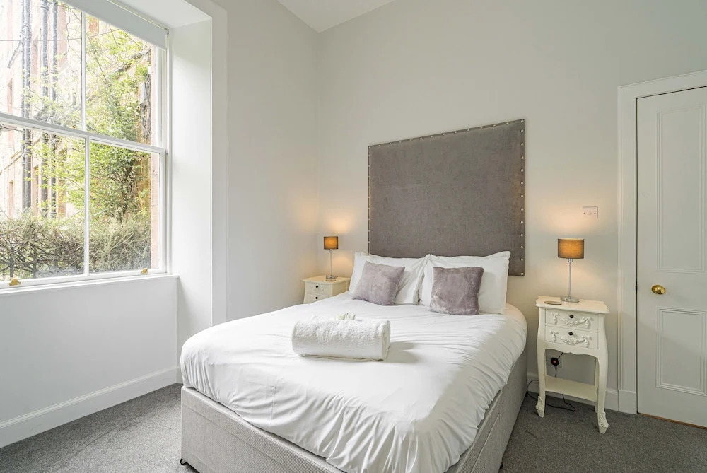 Chic 2 Bedroom Apartment near Old Town
