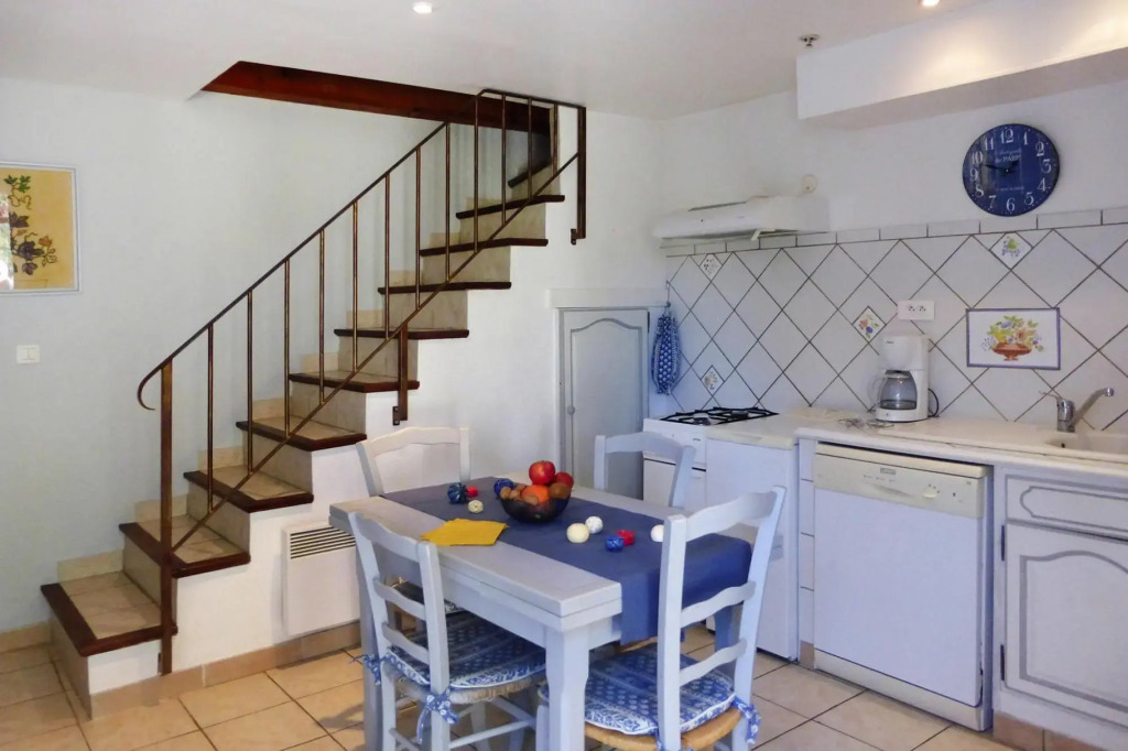 Holiday cottage with private terrace, Bellegarde