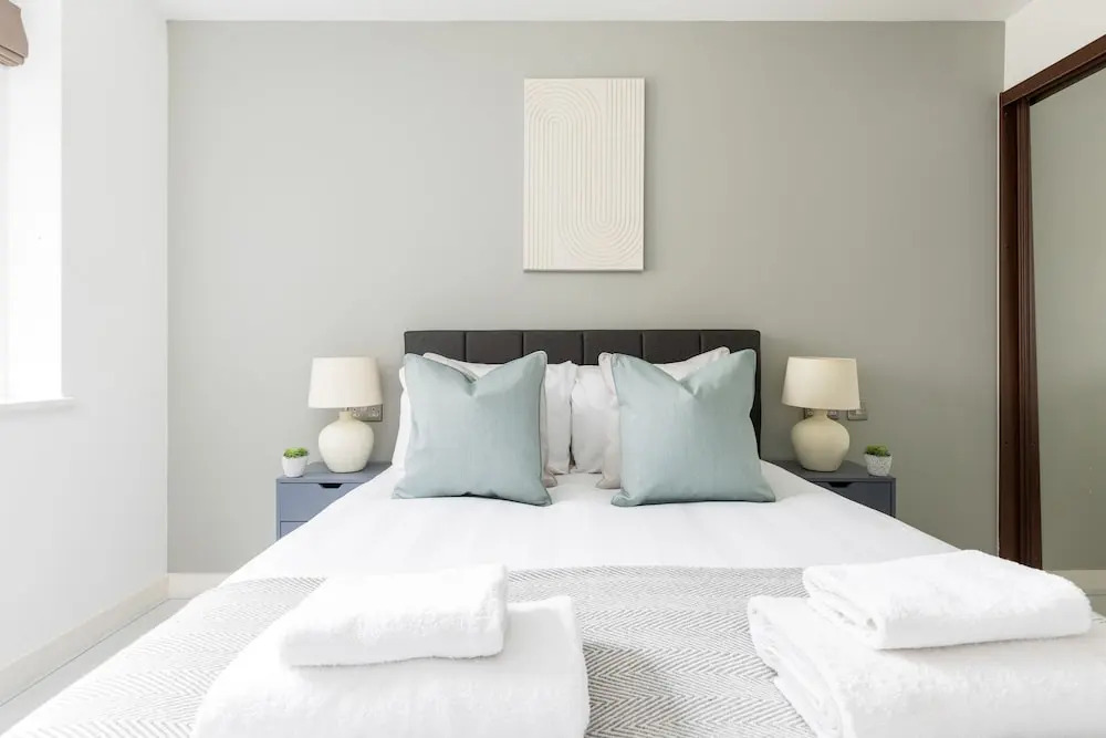 Luminous 2 Bed Balcony Flat in Islington