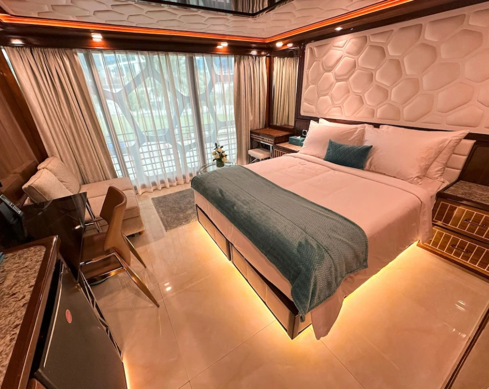 Overnight Super Yacht - Orchid