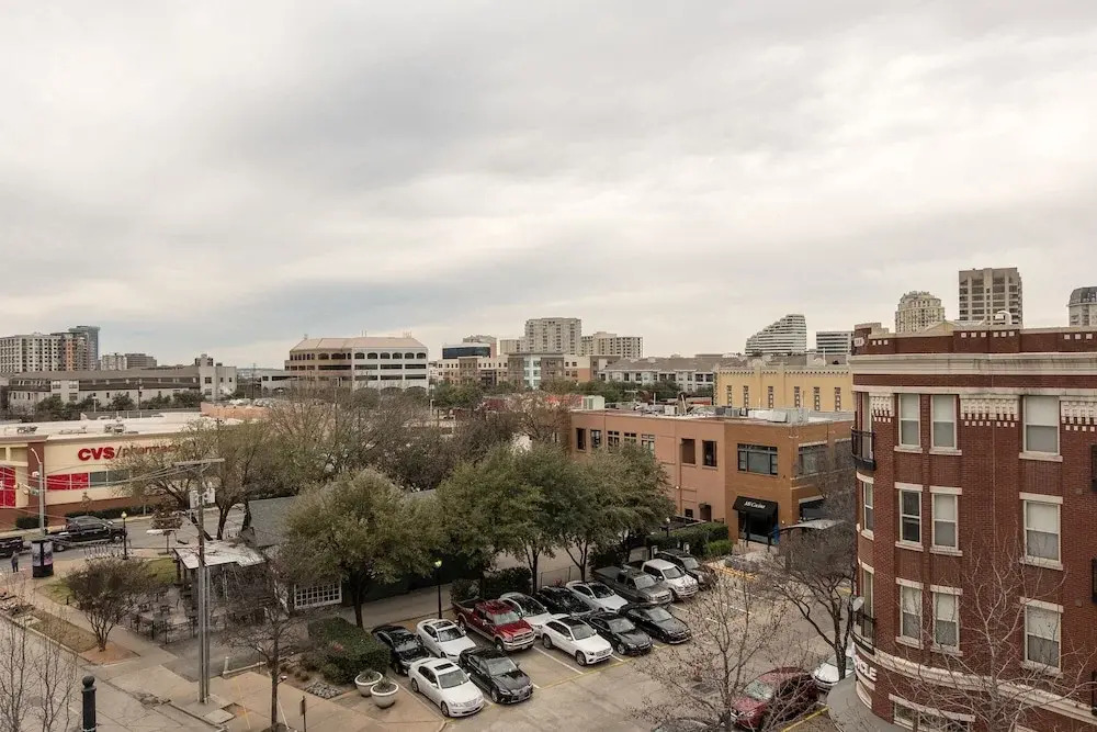 1 BR Uptown Apt close to shopping by Frontdesk