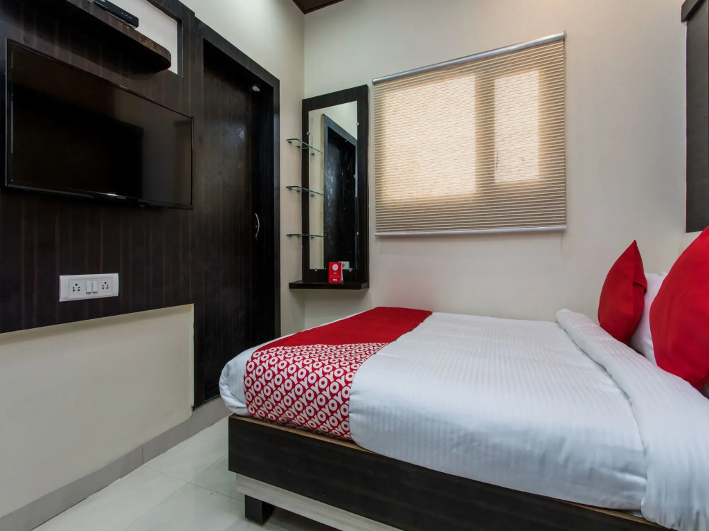 OYO 12128 Hotel Sajan Palace