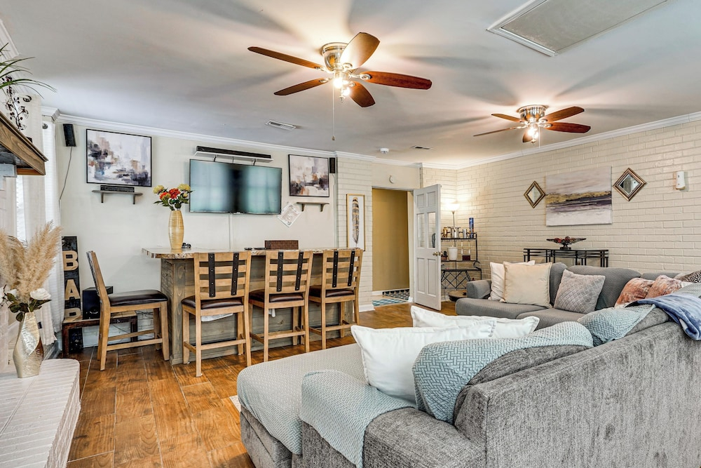Spacious Charleston Home: Only 3 Mi to Folly Beach