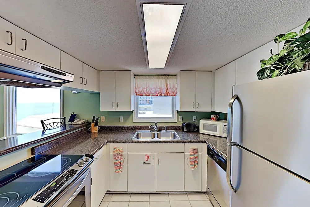 Dazzling Gulf-view W/ 2 Pools Walk To Pier 2 Bedroom Condo
