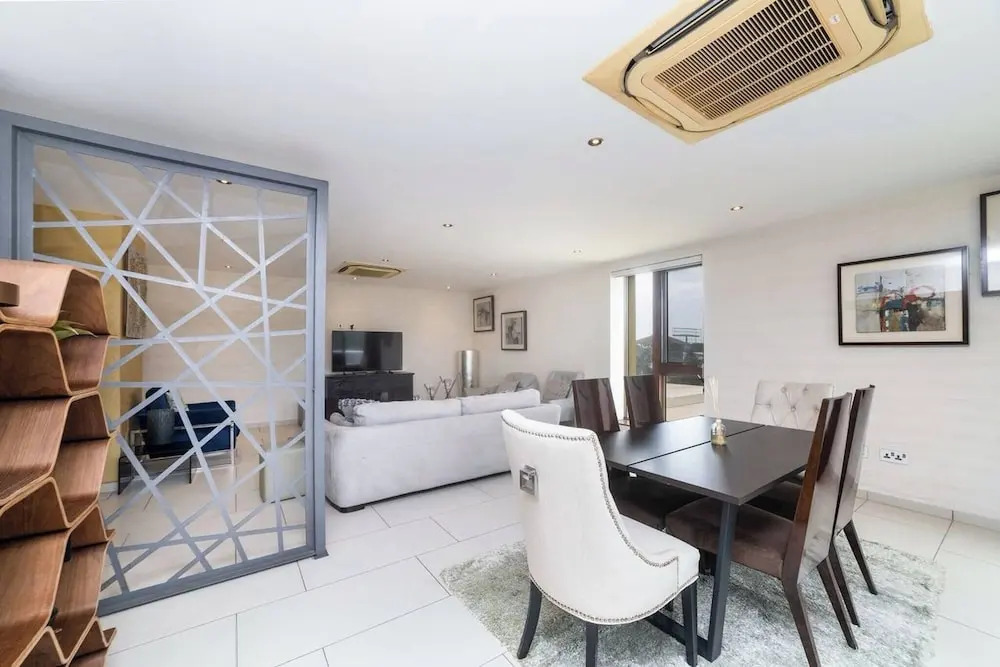Modern 3BDR Apt at Villaggio - Rooftop Pool Skybar
