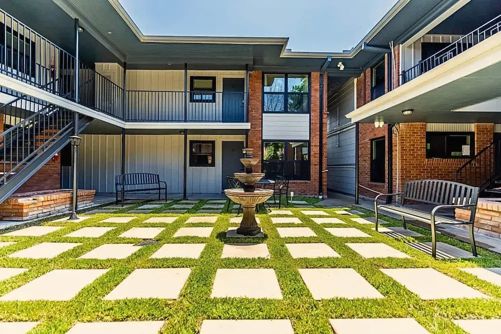 1BR in the Heart of Montrose! Free Parking 11-pr828684