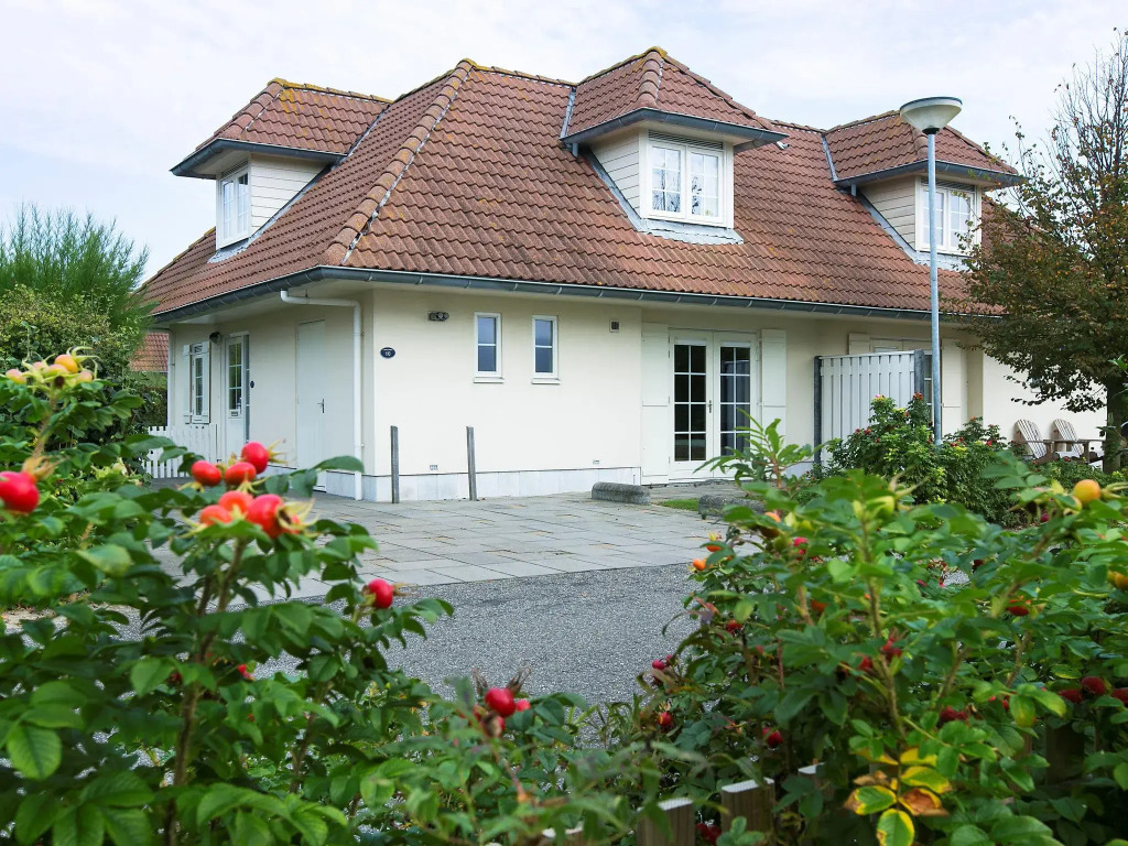Spacious, semi-detached villa, sea at 1 km. in cosy Domburg