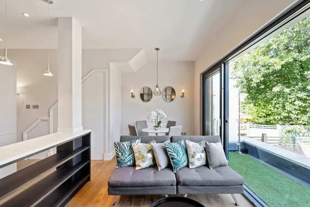 Designer 1-bed Flat W/juliet Balcony nr Wimbledon
