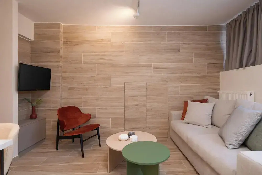 Cozy & Chic Stay Near Metro Station