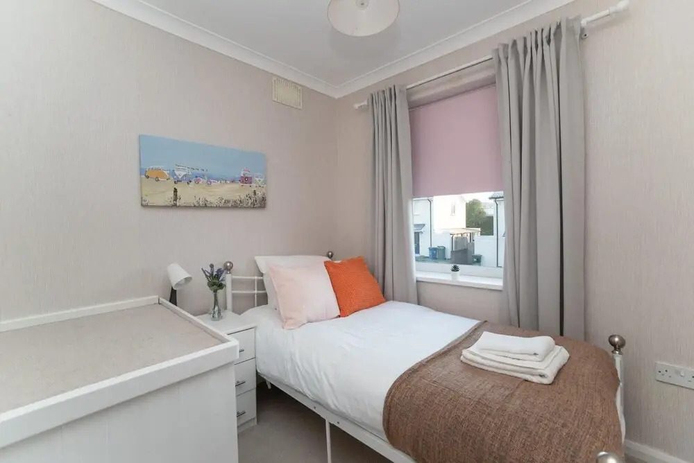 Gorgeous Modern 4 Bedroom House - Free Parking and Netflix by WHA for Contractors Relocation