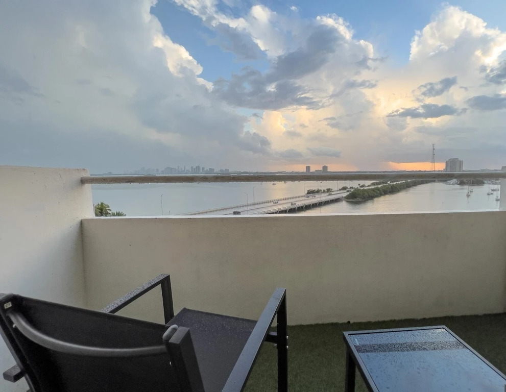 Bella Vista - Water Views Pool and Parking