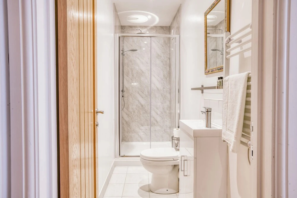 King Size 1 Bedroom Comfort Apartment en Suite Shower Free Toiletries Wifi and Hairdryer