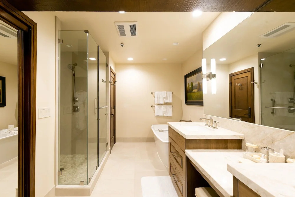 Luxury Two Bedroom Corner Suite with Mountain Views