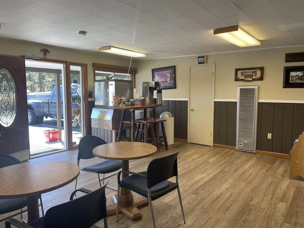 Saddle & Surrey Motel