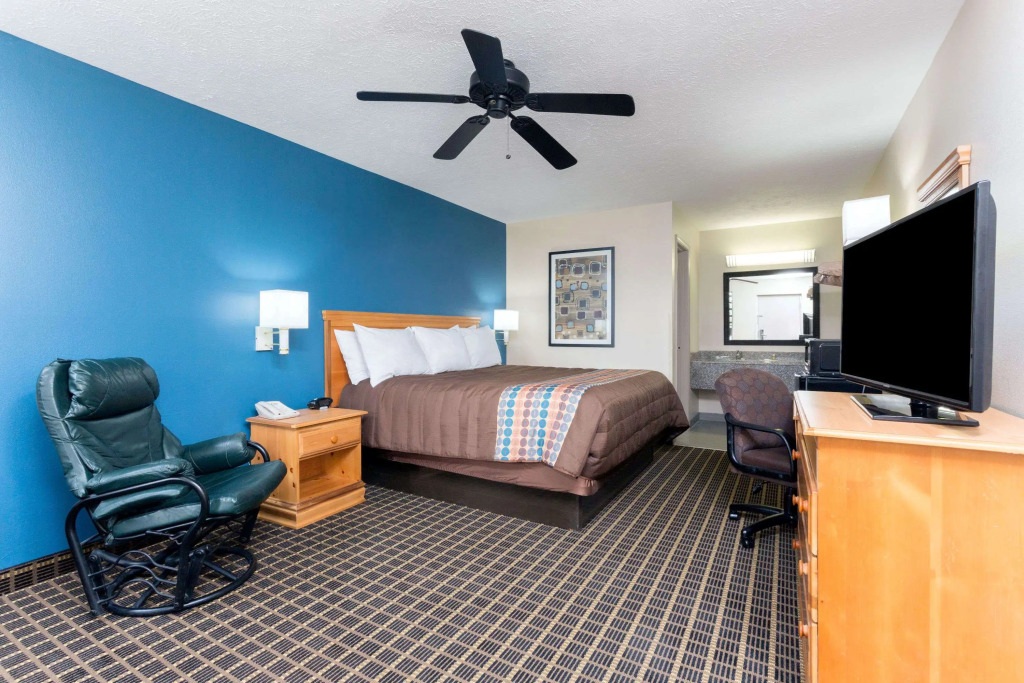 Days Inn by Wyndham Forest