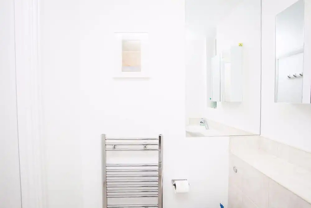 1 Bedroom Apartment Near Camberwell With Balcony