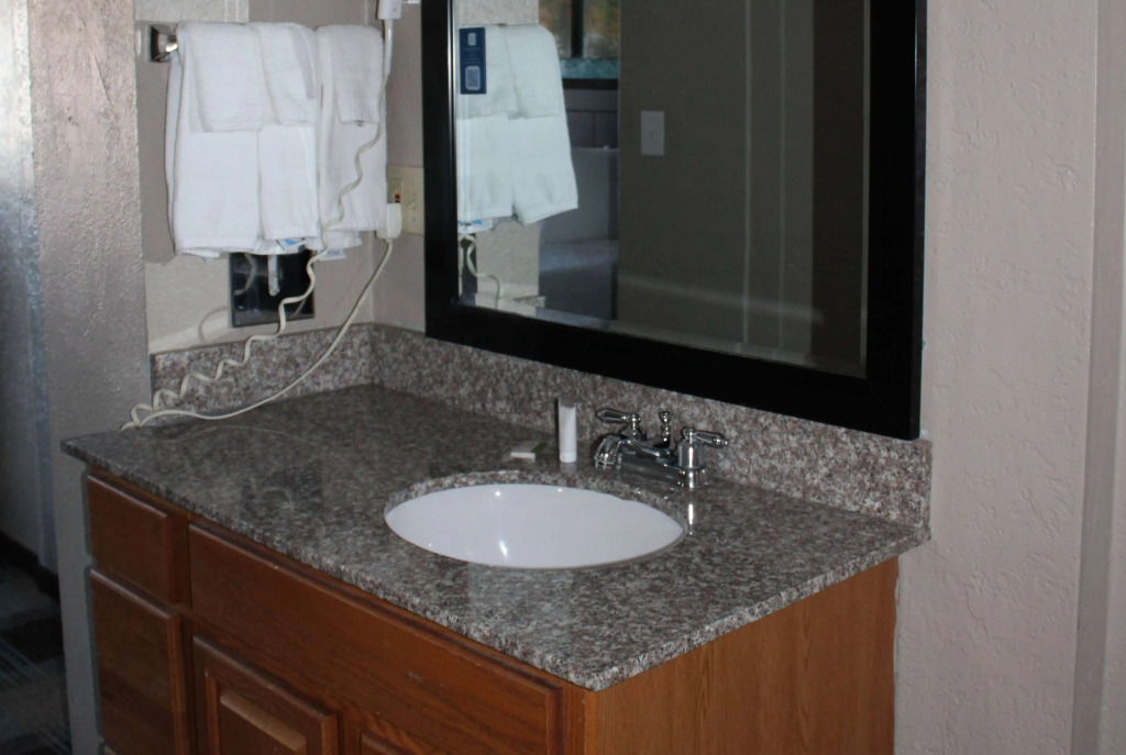 Days Inn & Suites by Wyndham Springfield on I-44