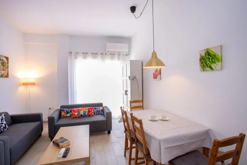 Acogerdor apartmento para 5 personas en el centro de Moraira