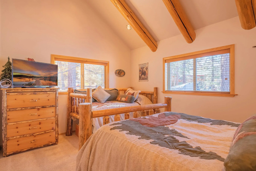 Bearfoot Bungalow - Premium and spacious home close to the National Forest and The Village
