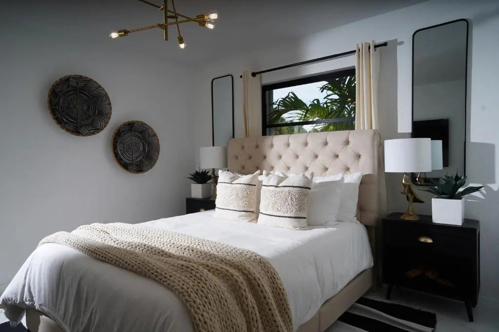 Glamorous 3-Bedroom Villa with Heated Pool Sarasota Area