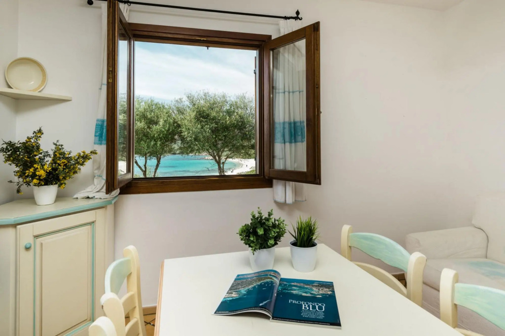 The apartment with garden and sea view  has 1 double bedroom and a twin bedroom, a bathroom with sho-Pedra Rosa A1
