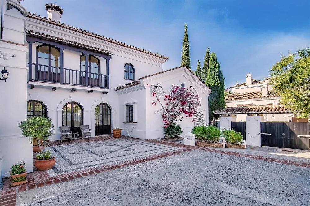 Super Villa Near Beach with Heated Pool