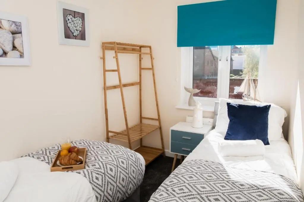 Lovely 2-Bedroom Seaside Retreat with Free Parking