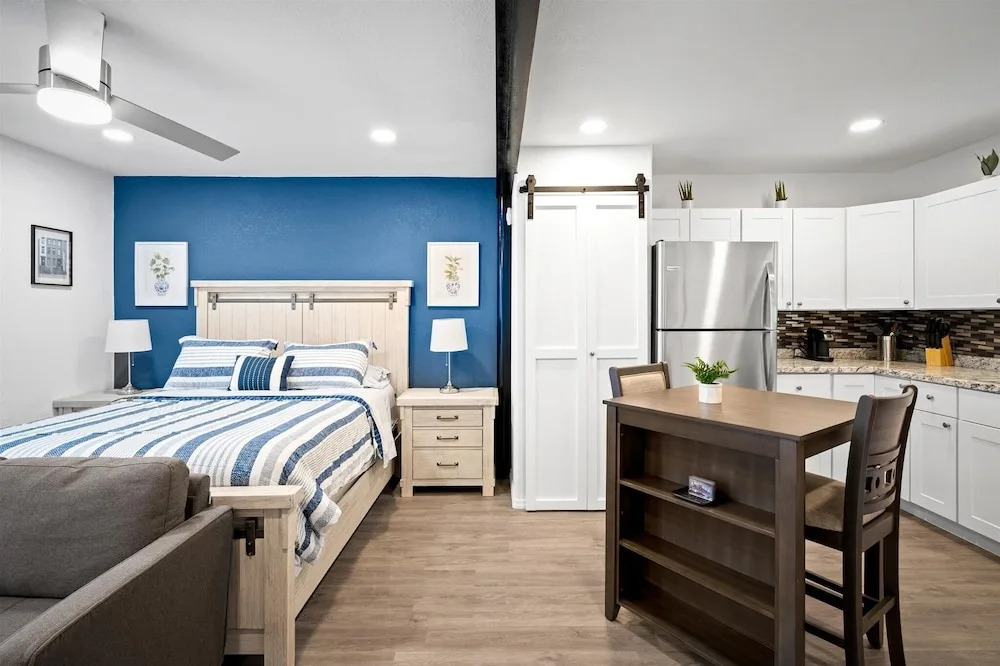15 Chelsea Place 1 Bedroom Condo by RedAwning