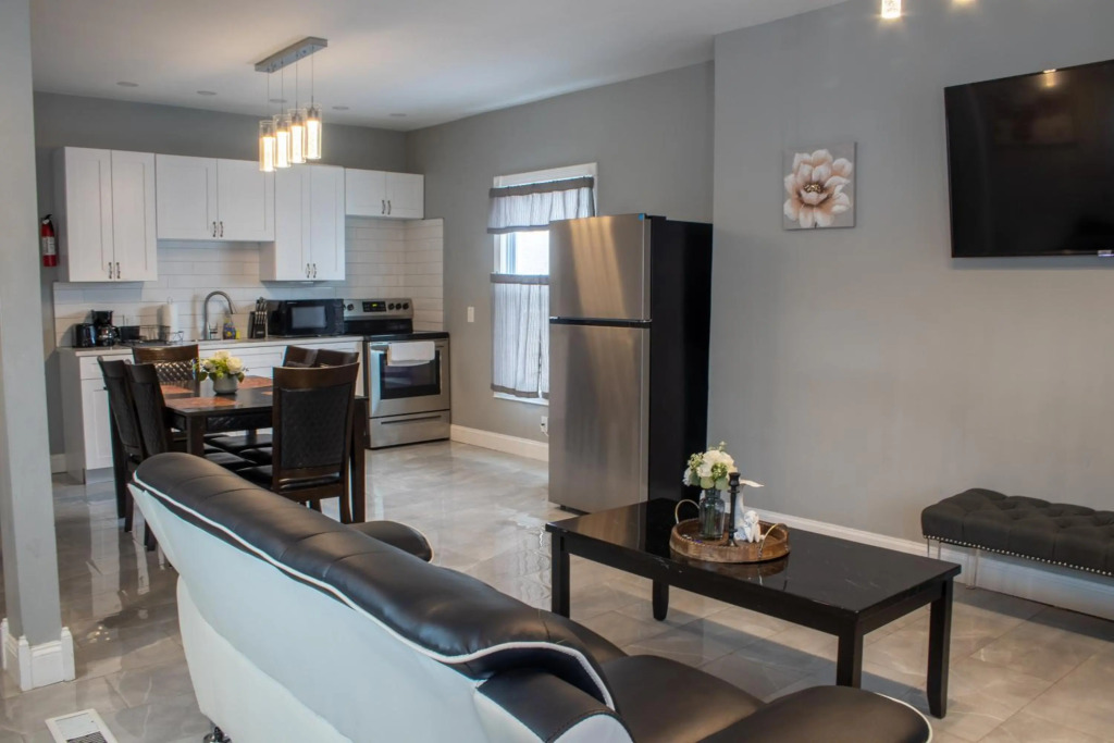 The Prospect Point Penthouse- Yard & Parking, Minutes From Falls & Casino by Niagara Hospitality