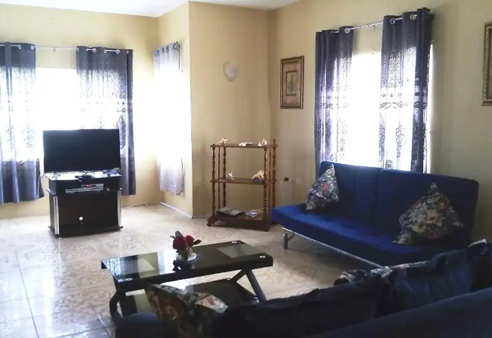 Beautiful 2-bed Apartment in Sunny Jamaica