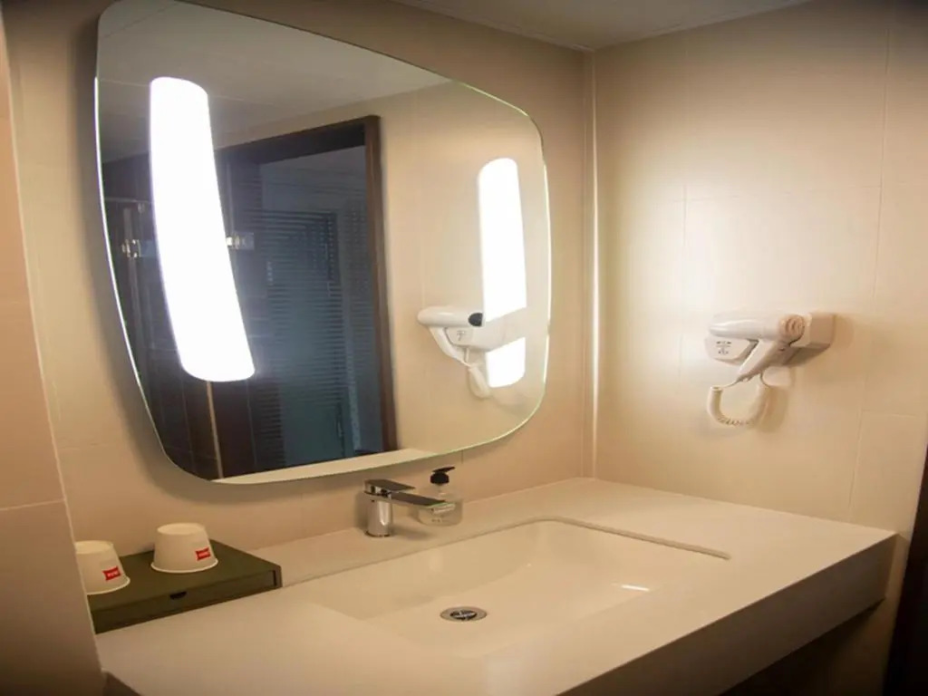 Huayi Collection Hotel (Harbin West Railway Station Hasi Wanda Branch)